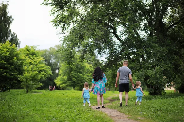 Maman avec deux filles jumelles — Photo