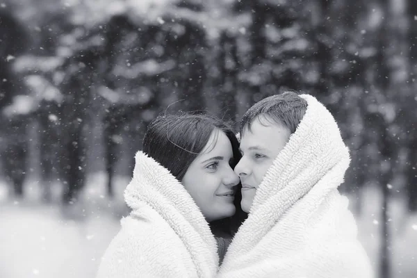 Una pareja cariñosa en un paseo de invierno. Hombre y mujer en una cita en el — Foto de Stock