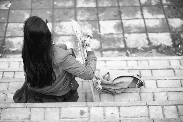 Uma jovem hipster está montando um skate. Meninas namoradas f — Fotografia de Stock