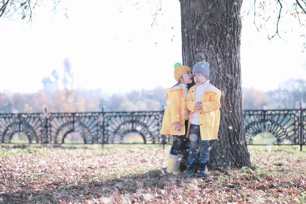 Çocuklar parkta ilk kar yürümek — Stok fotoğraf