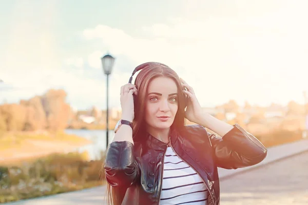 Junges Mädchen Auf Einem Spaziergang Mädchen Lederjacke Auf Der Straße — Stockfoto