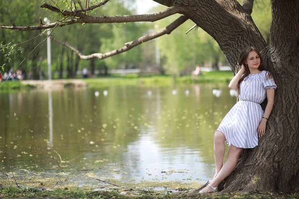 Una chica en un parque verde de primavera — Foto de Stock