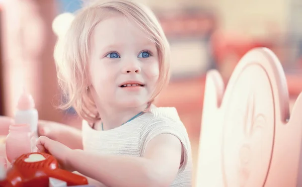 A small child is playing with toy — Stock Photo, Image