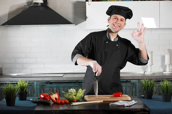 Mann Kocht Essen Küchentisch Aus Gemüse — Stockfoto