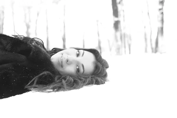 Νεαρό Κορίτσι Μια Βόλτα Μια Χειμωνιάτικη Χιονισμένη Μέρα Στο Par — Φωτογραφία Αρχείου
