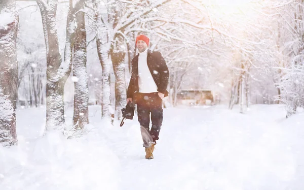 Mężczyzna na spacerze po parku. Młody człowiek w śniegu zimowym — Zdjęcie stockowe