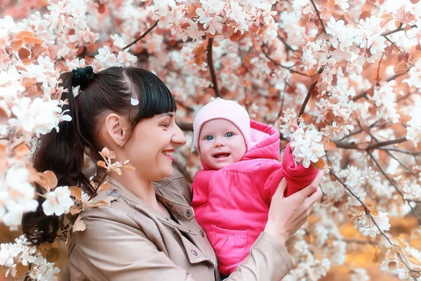 Bella ragazza nel parco autunnale — Foto Stock