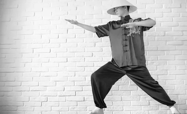 白いレンガの壁のバックグローンにアジアの若い初心者 — ストック写真