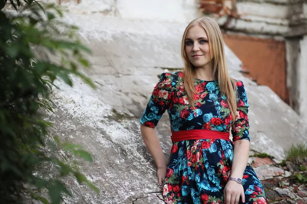 Ragazza in strada con un ombrello — Foto Stock