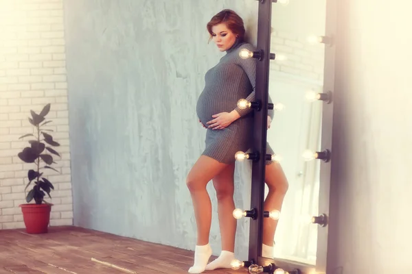빈티지 홈에 임신 젊고 아름 다운 여자 — 스톡 사진