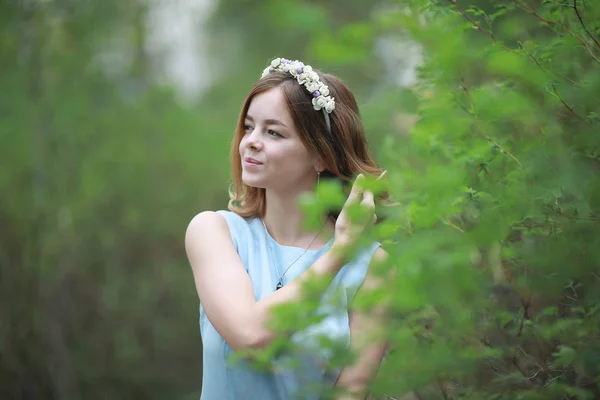 Chica en vestido azul en el parque verde — Foto de Stock