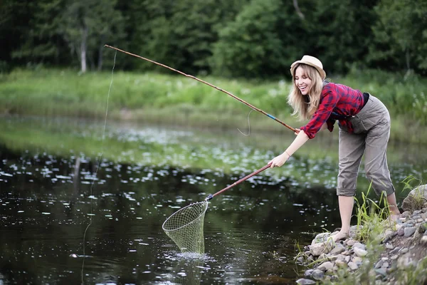 Meisje door de rivier met een hengel — Stockfoto