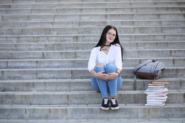 女学生在街道与书 — 图库照片