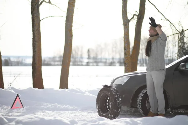 A man near a broken car on a winter day — Stock Photo, Image