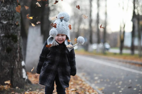 Los niños caminan en el parque de otoño — Foto de Stock