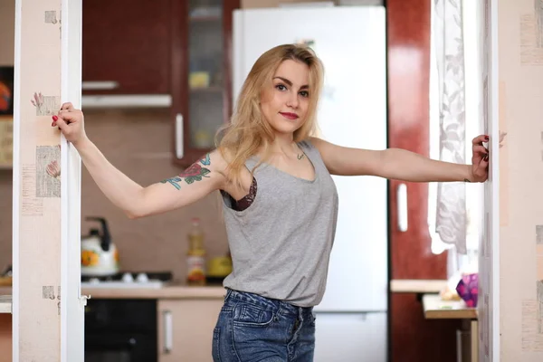 Uma menina bonita na cozinha prepara comida — Fotografia de Stock