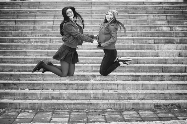 Una giovane hipster sta cavalcando uno skateboard. Ragazze amiche f — Foto Stock