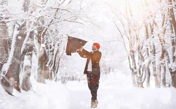 一个人在公园里散步。 在冬季雪地里的年轻人a — 图库照片