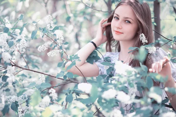 Una ragazza in un parco verde primaverile — Foto Stock