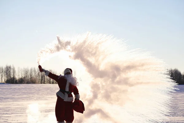 Santa en el campo de invierno. Santa niebla mágica está caminando a lo largo de th —  Fotos de Stock