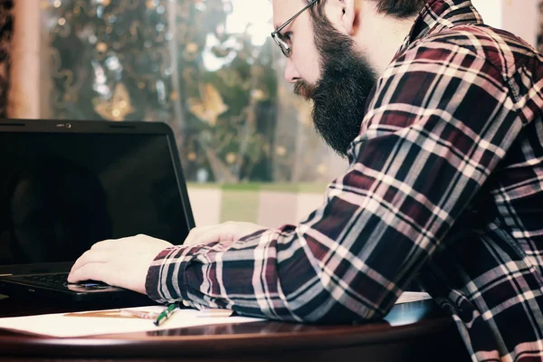 Männliches Arbeitsheft bärtig — Stockfoto