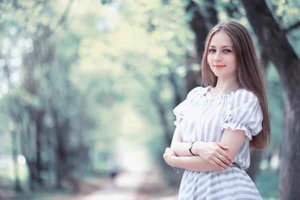 Une fille dans un parc vert printanier — Photo