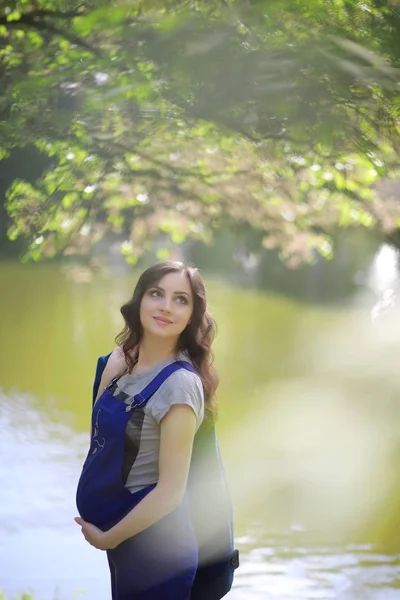 Donna Incinta Una Passeggiata Nel Parco — Foto Stock