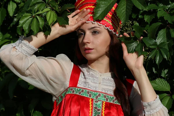 Slav in traditional dress ivy wall tree — Stock Photo, Image