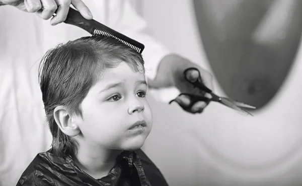 Κομμωτής και αγόρι. Το αγόρι κάνει τα μαλλιά του. Κόψτε τα μαλλιά παιδί μου — Φωτογραφία Αρχείου