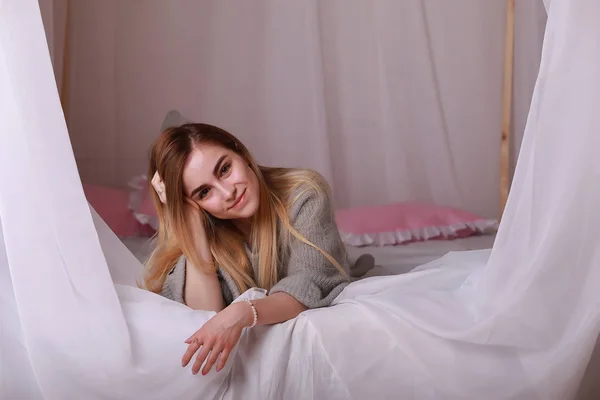 Mädchen Mit Blonden Haaren Und Grauem Pullover Posiert — Stockfoto