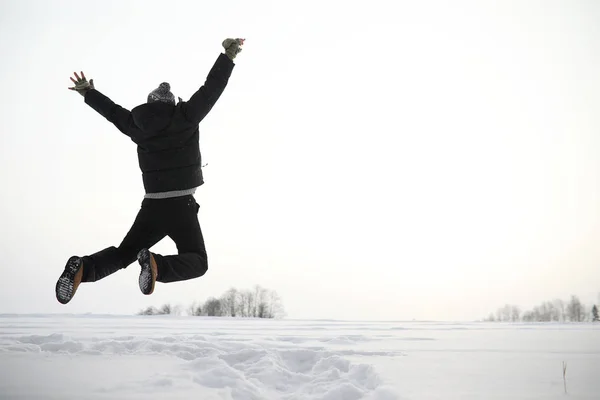 A man on a walk. Winter landscape. Tourist in winter journey. — Stock Photo, Image
