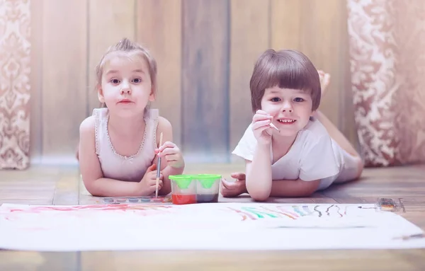 Μικρά παιδιά paint σε ένα μεγάλο φύλλο χαρτί — Φωτογραφία Αρχείου