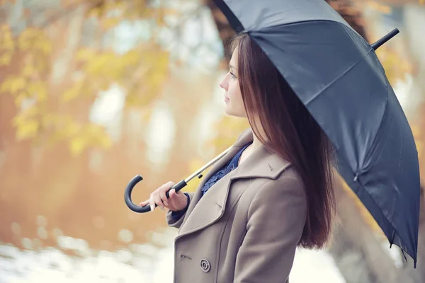 Őszi Esős időjárás és egy fiatal ember, egy esernyő — Stock Fotó
