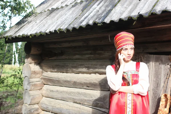 Menina em parede de madeira vestido tradicional — Fotografia de Stock