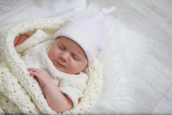 新生婴儿裹着温暖的白睡袋睡觉 — 图库照片