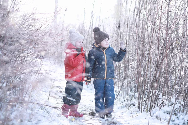 Děti chodí v parku první sníh — Stock fotografie