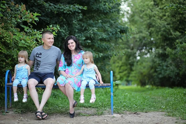 Mamma Con Due Figlie Gemelle Una Passeggiata Nel Parco — Foto Stock