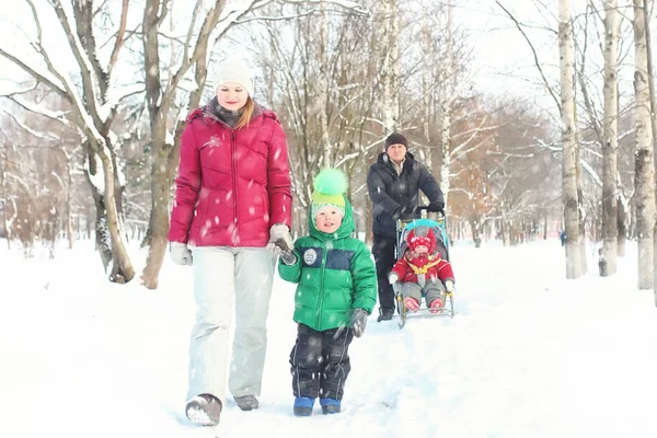 Giovane famiglia nel parco invernale — Foto Stock