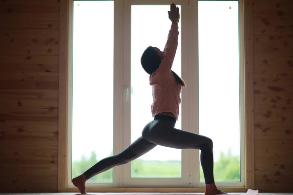 Flickan i yoga på mattan — Stockfoto