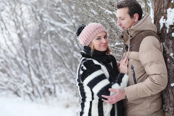 Çocuklu genç aile kış parkta yürüyüş. Winte — Stok fotoğraf