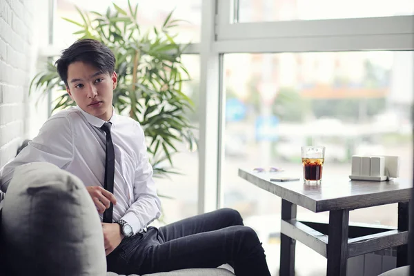 Joven Empresario Asiático Está Esperando Socio Café Joven Coreano Hablando — Foto de Stock