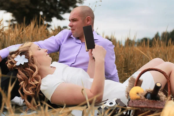 Yeni evli bir alanda sonbahar günü yürüyüş severler