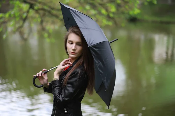 Giovane ragazza in un parco verde — Foto Stock