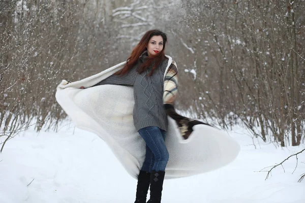 Menina bonita em um belo parque de inverno — Fotografia de Stock