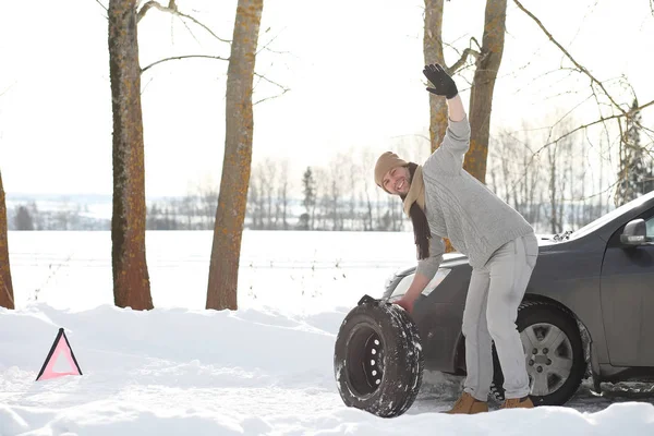 A man near a broken car on a winter day — Stock Photo, Image