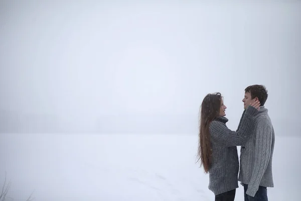 Para kochanków w dniu zimowego popołudnia w blizzard śnieg — Zdjęcie stockowe
