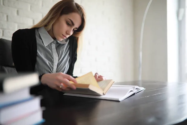 Mladá hezká blondýnka studentky — Stock fotografie