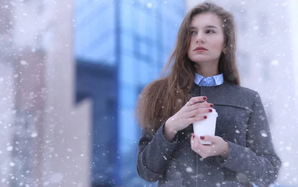 Giovane ragazza all'aperto in inverno. Modello ragazza posa all'aperto su un w — Foto Stock