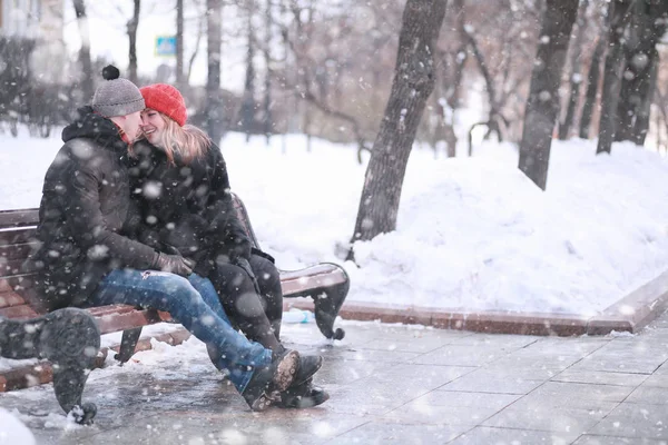 Młoda para spacerująca przez zimę — Zdjęcie stockowe