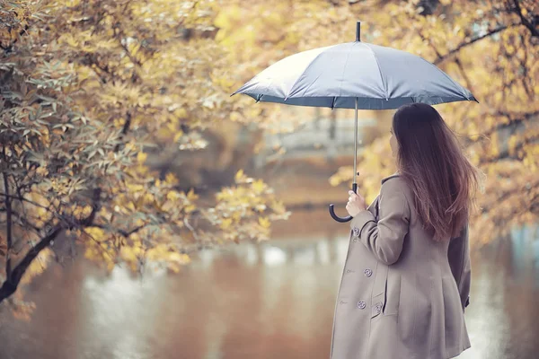 Őszi Esős időjárás és egy fiatal ember, egy esernyő — Stock Fotó